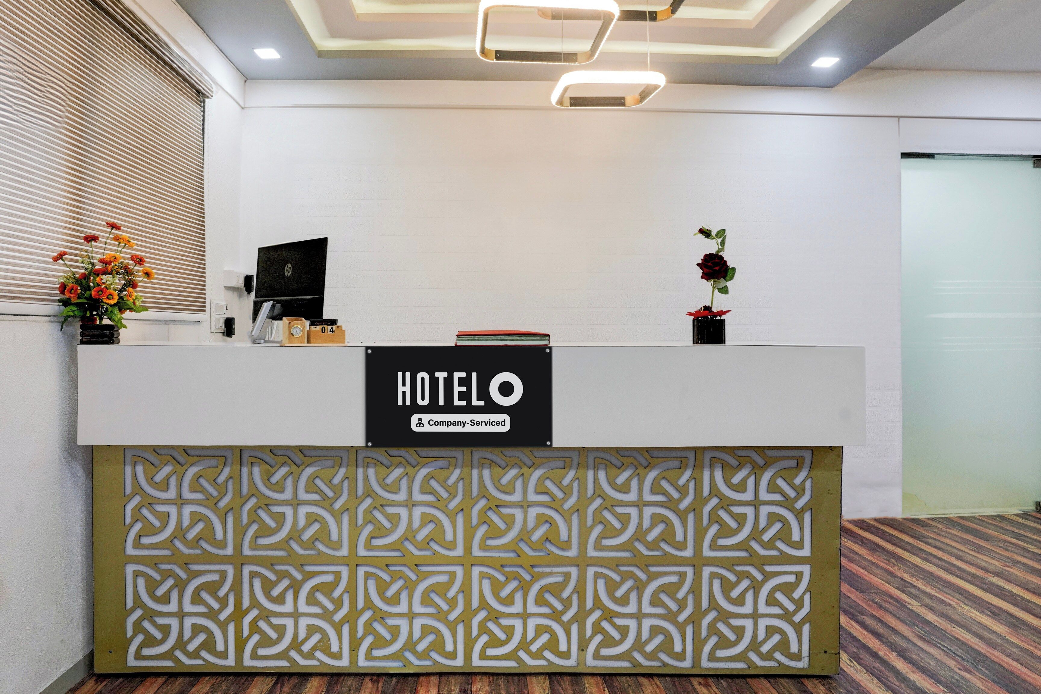Una recepción de hotel con un letrero que indica que el servicio es proporcionado por la empresa.