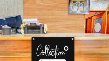 Eine Rezeptionstresen mit einem Schild, auf dem 'Collection & Company-Serviced' steht.