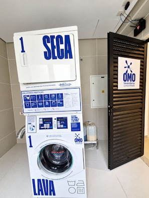 Eine öffentliche Waschgelegenheit mit einem großen Schild, das die Nummer 1 für die Waschmaschine anzeigt.