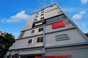 A multi-story building with a sign indicating it is a company-serviced townhouse. - Townhouse Oak Premier Raidurg (Hyderabad)