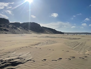 A sandy beach with footprints and a clear sky. - Buzzards Lodge (Bodmin)
