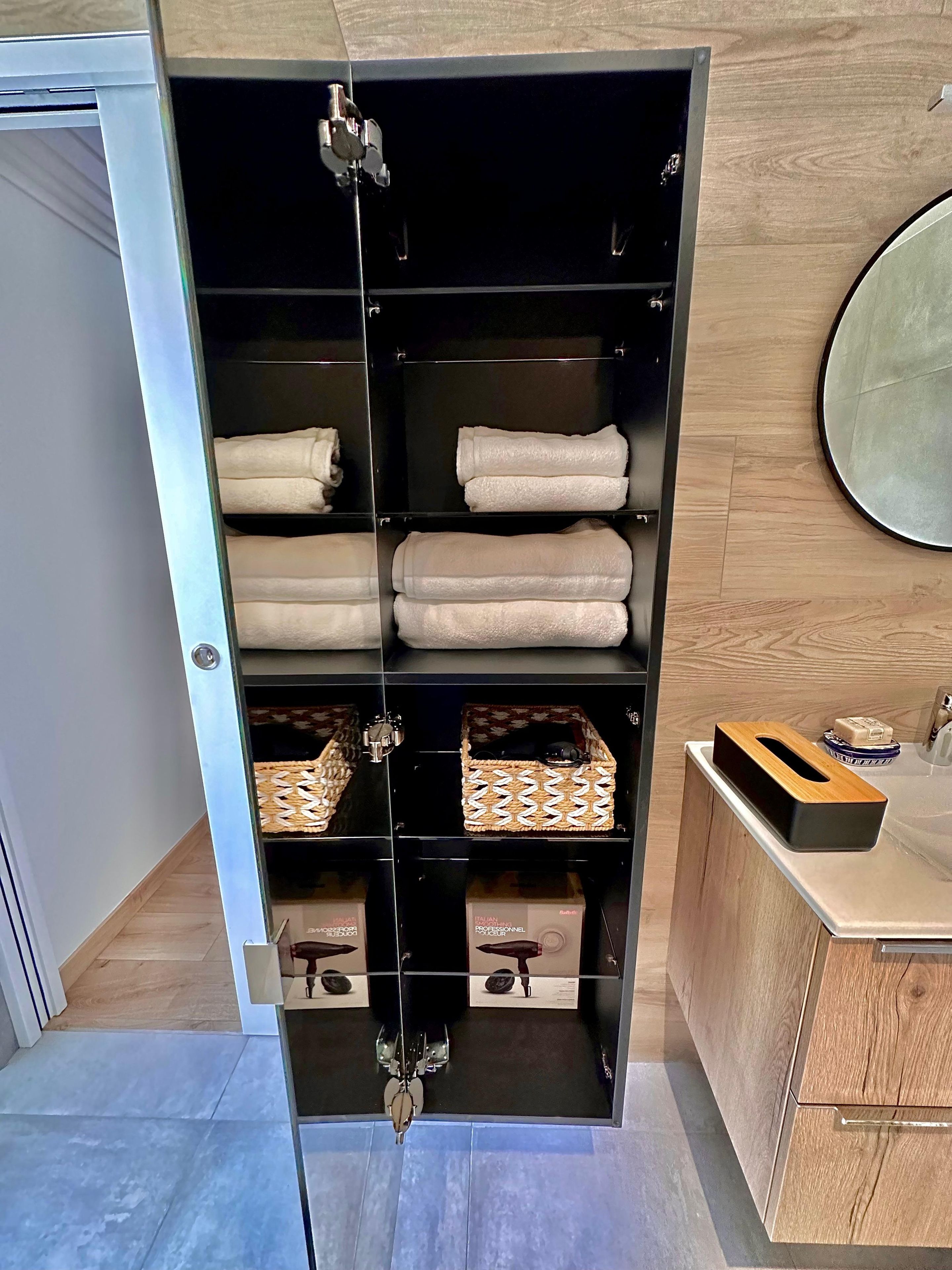 Une chambre d’hôtel dotée d’une armoire intégrée avec plusieurs étagères pour le rangement.