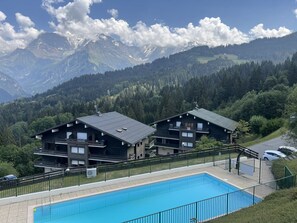 A modern hotel with a pool, surrounded by forested mountains. - La Sapinette (4 People) Mountain views; Close to the slopes and the pool in the summer (Saint-Gervais-les-Bains)