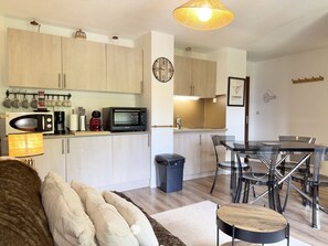 A compact living space with a kitchenette, dining area, and a bed. - La Sapinette (4 People) Mountain views; Close to the slopes and the pool in the summer (Saint-Gervais-les-Bains)