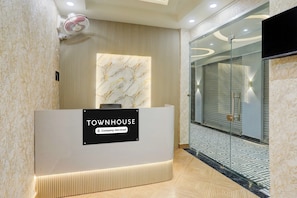 A reception area with a sign reading 'TOWNHOUSE Company Serviced'. - Townhouse Vishwanath Temple Varanasi (Varanasi)