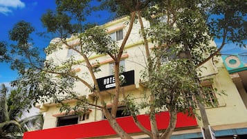 Un edificio di un albergo, con una segnaletica che indica la sua funzione.