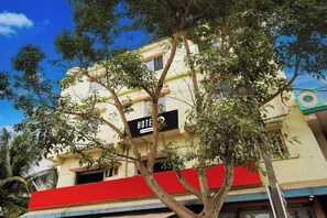 Un edifici d'hotel amb un senyal que indica que és un hotel.