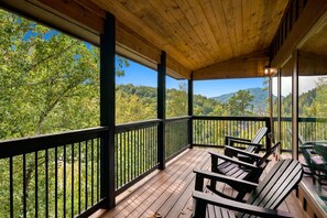 Settle into your private balcony and let the mountain views wash over you, framed by towering trees and rolling hillsides stretching into the distance. - Modern 4BR Cabin within minutes of Gatlinburg. Hot Tub! (Gatlinburg)