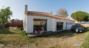 Outdoor dining - New Listing (Saint-Hilaire-de-Riez)