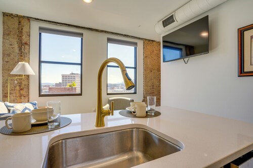 7th-floor Condo: Walk to Cafes, Dining & More