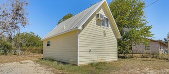 Walk to Main St! Group-friendly Stockdale Getaway