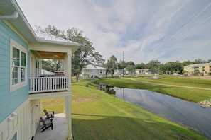 A residential area with a house featuring a covered porch and outdoor seating. - Stunning Murrells Inlet Townhome Near Marshwalk (Murrells Inlet)