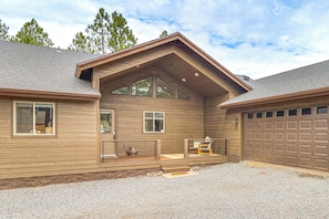 A two-story house with a garage, a covered porch, and a gravel driveway. - Golfers Oasis! Ponderosa Pine Retreat in Show Low (Show Low)