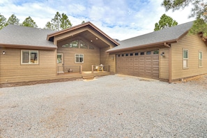 A two-story house with a gravel driveway, a garage, and a covered porch area. - Golfers Oasis! Ponderosa Pine Retreat in Show Low (Show Low)