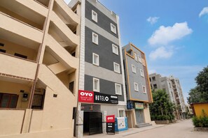Un hotel de varios pisos con un cartel que anuncia alojamiento OYO.