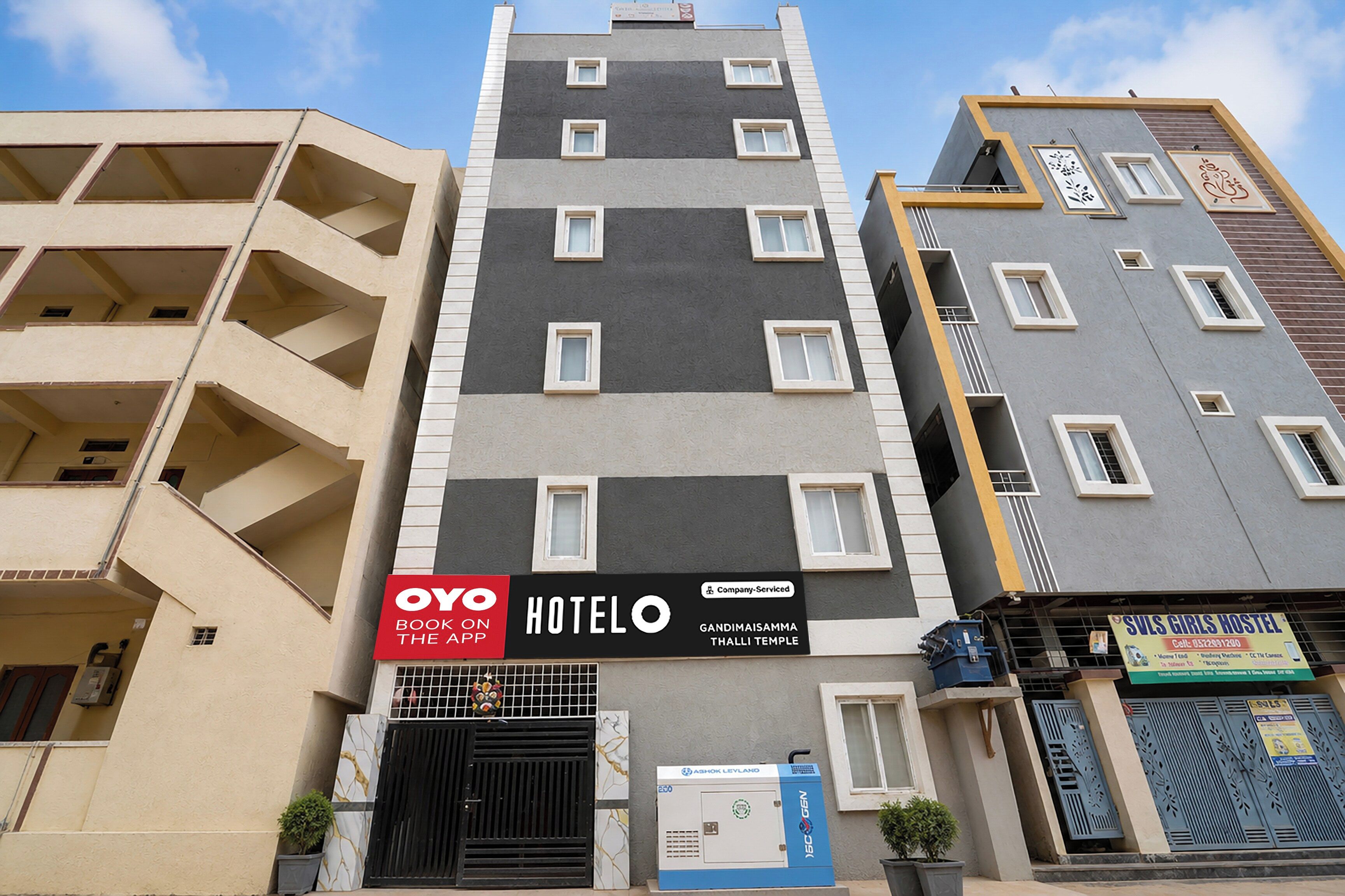 Un hotel con fachada moderna, varios balcones y un letrero que indica que es un hotel de servicios corporativos.