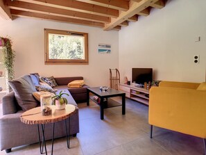 A living room with a sofa, armchair, coffee table, and TV. - Le Vivier (6 People) A peaceful setting with a view of the mountains. Private parking (Saint-Gervais-les-Bains)