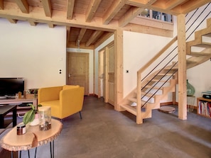 A modern interior with a wooden staircase, a yellow sofa, and a flat-screen TV. - Le Vivier (6 People) A peaceful setting with a view of the mountains. Private parking (Saint-Gervais-les-Bains)