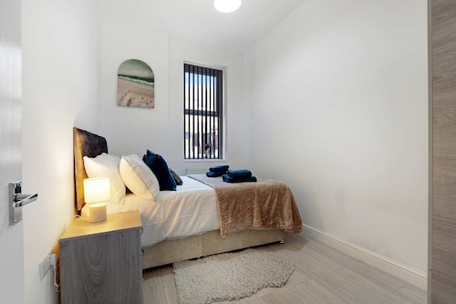 Ground-floor 2BR Newcastle Retreat Sleeps 4