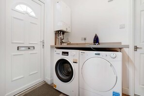 Room - Ground-floor 2BR Newcastle Retreat Sleeps 4 (Newcastle-upon-Tyne)