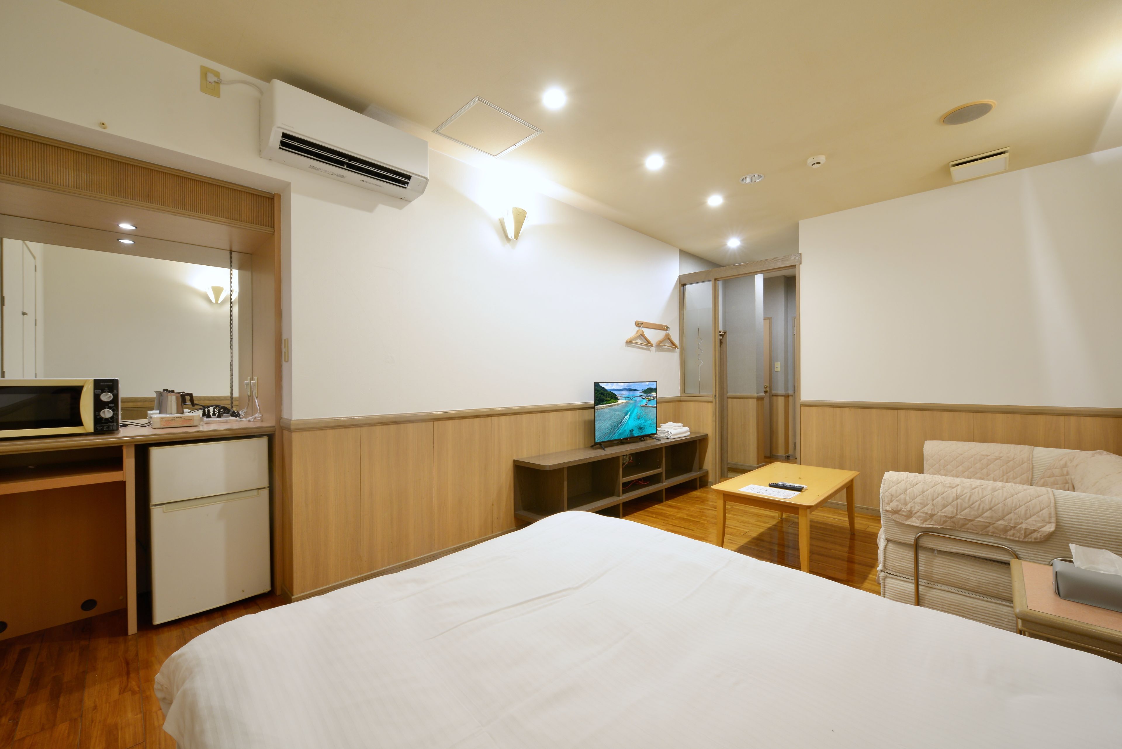 Une chambre d’hôtel avec un lit, un bureau, une télévision et une salle de bain.