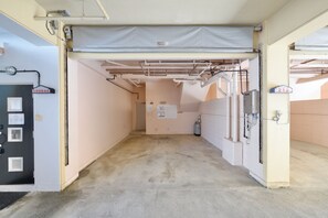 Un pasillo con una puerta que indica 'Lounge' a la izquierda, un calentador de agua a la derecha y un cartel con el número '212' en la parte superior.