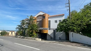 Un edificio con fachada curva y una estructura cilíndrica destacada, con un letrero que dice 'JUNCTION'.
