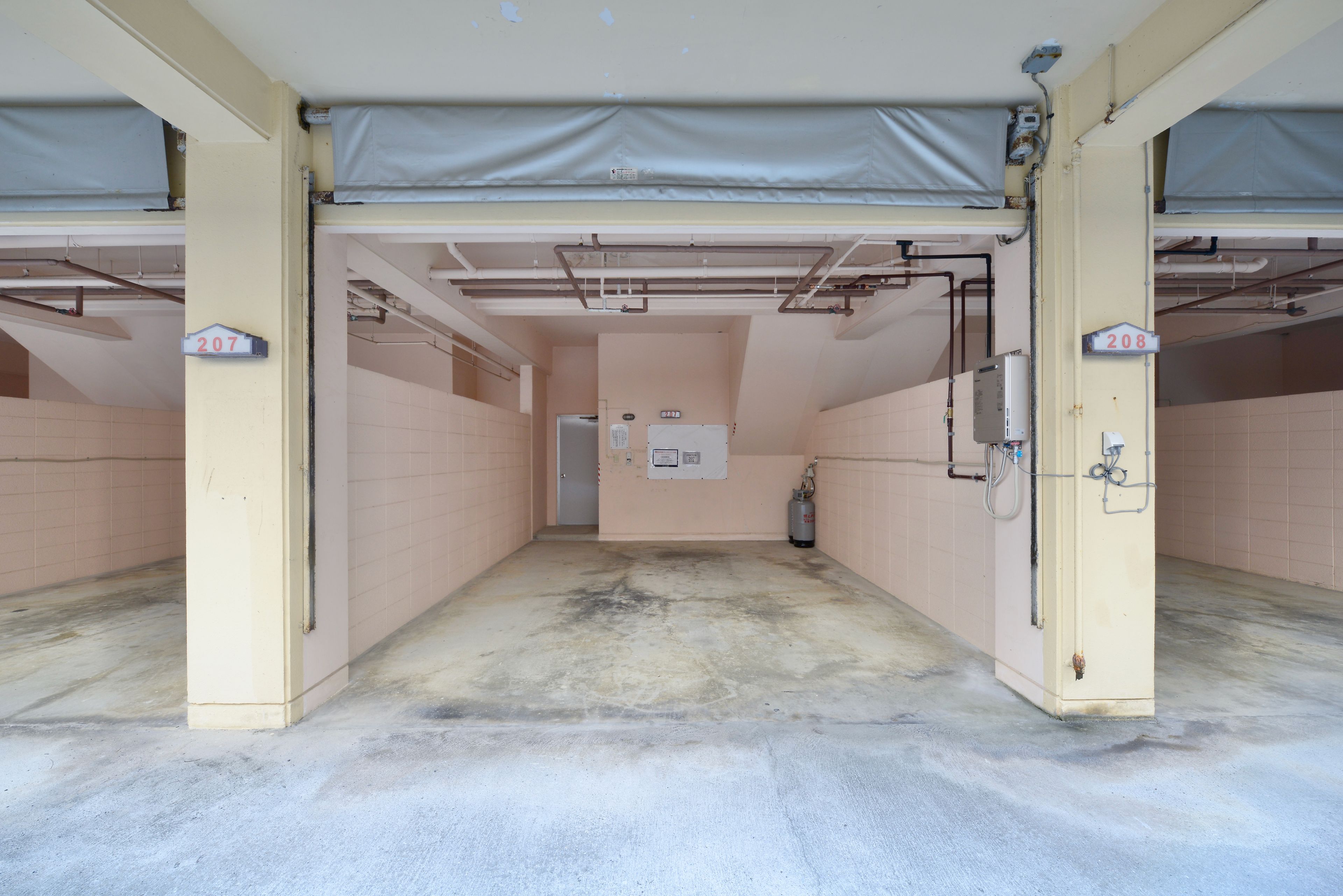 Un pasillo con dos puertas indicadas con los números 207 y 208, que dan a habitaciones individuales.