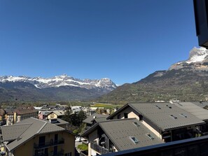 Asuinalue, jossa on taloja ja taustalla vuoristo.