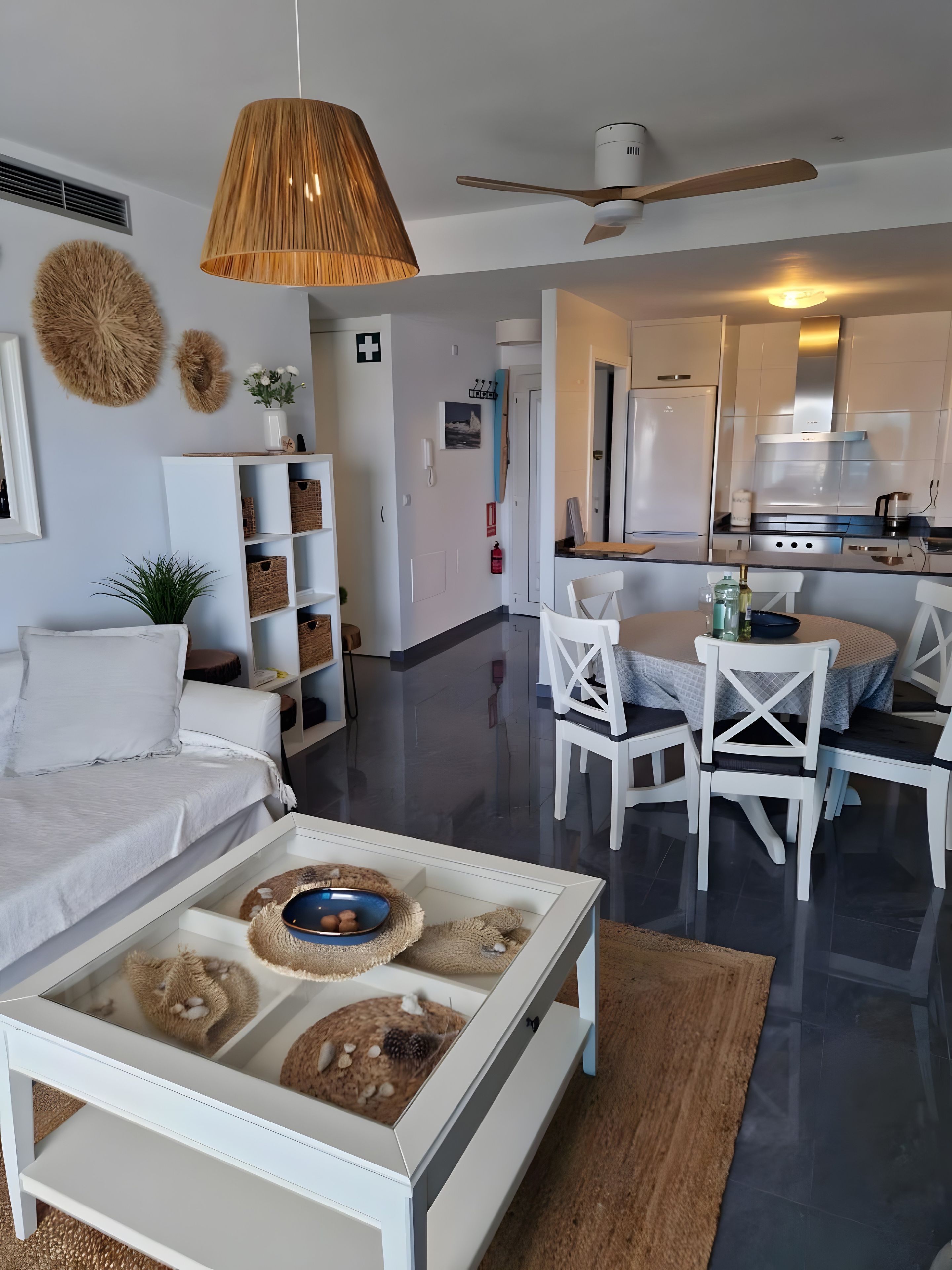 Un salon moderne avec un canapé, une table basse et un coin repas.