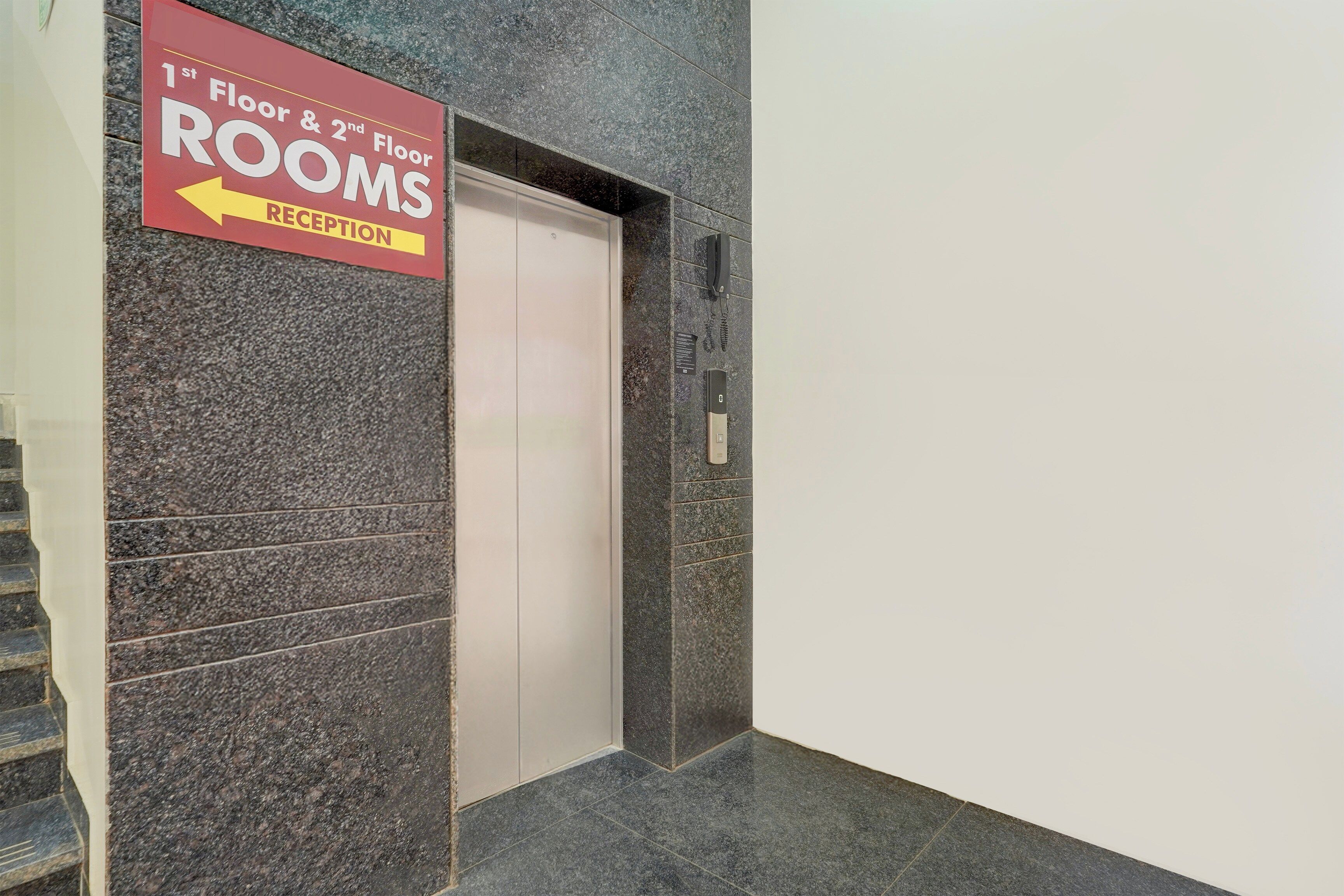Zona de recepción con un cartel que indica la ubicación de las habitaciones de la primera y segunda planta.