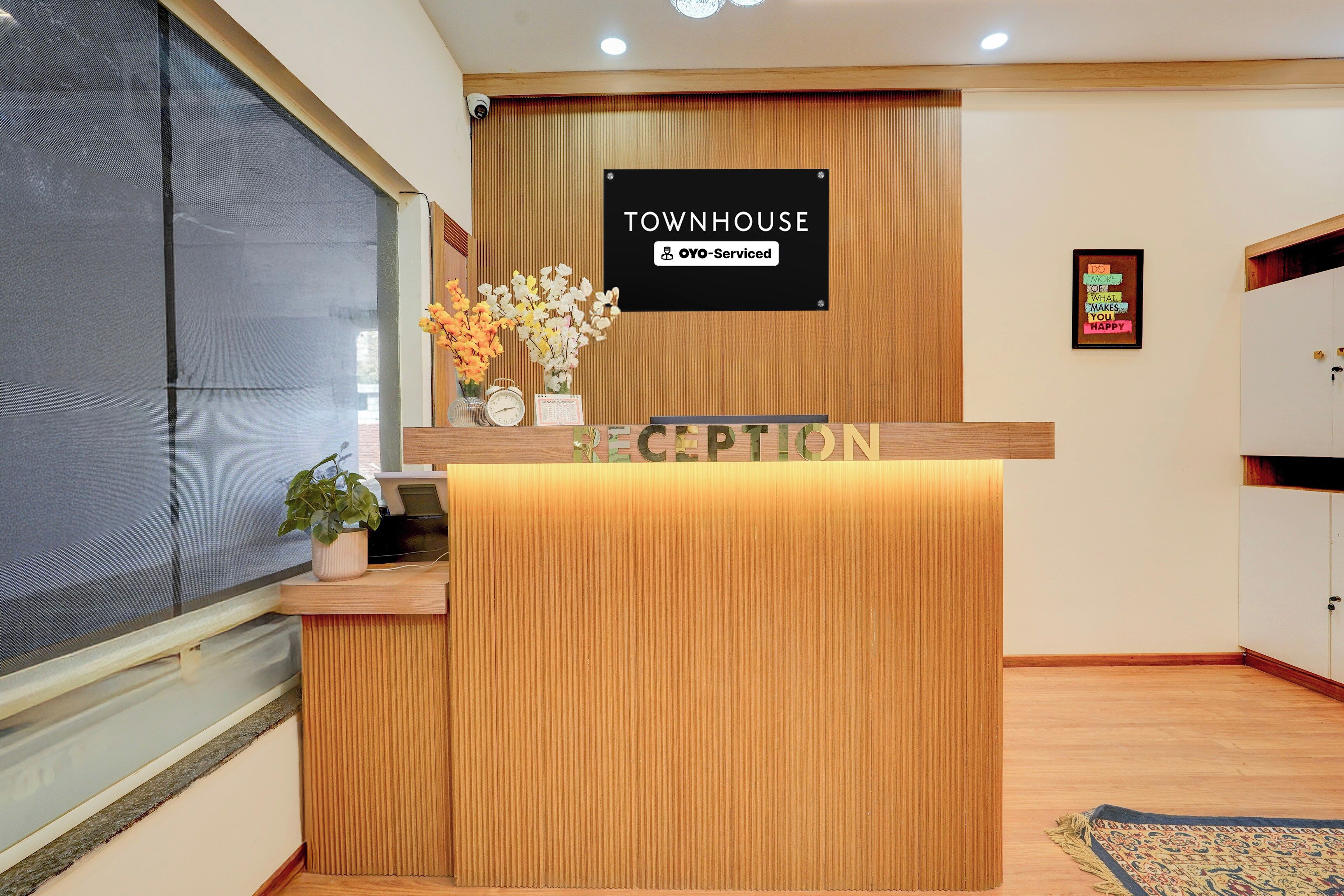 Una mesa de recepción con un letrero que dice 'TOWNHOUSE OYO-Serviced'.