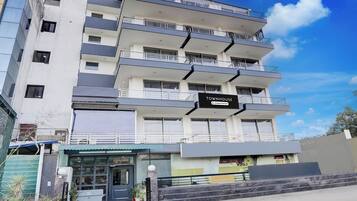 Un edificio de varios pisos con un letrero que dice 'TOURHOUSE'.