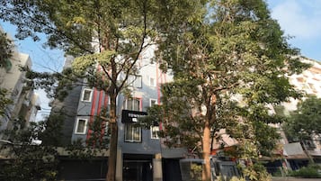 Un edificio de varios pisos con un letrero que indica 'TOWNHOUSE'.