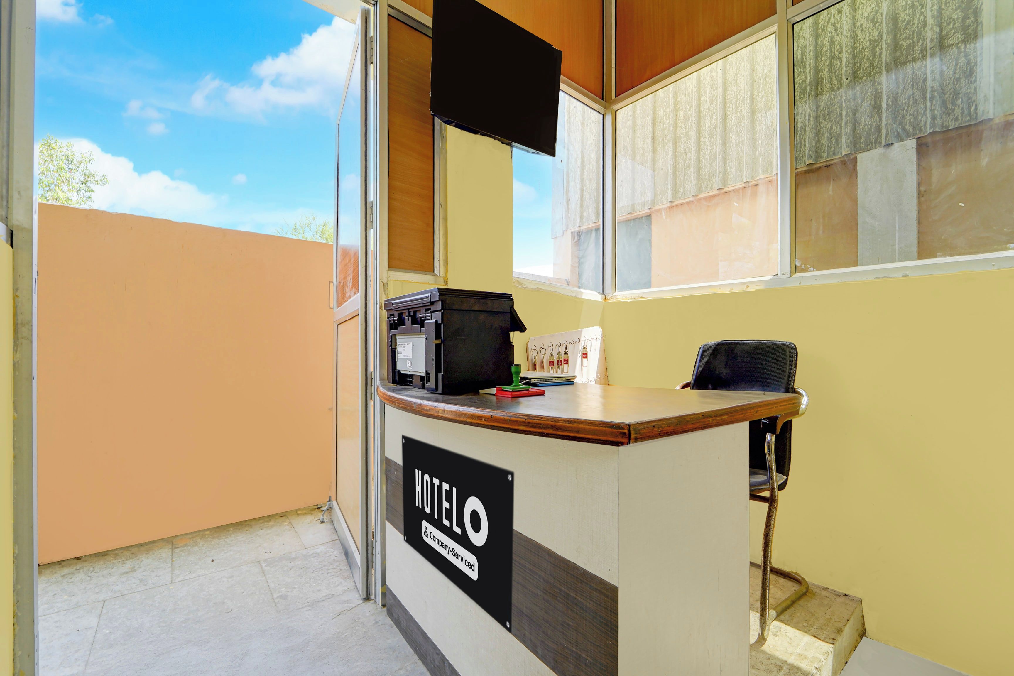 Un mostrador de recepción de hotel con un letrero que indica servicio de empresa.