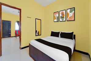 A hotel room with a bed, a mirror, and three framed artworks on the wall. - Hotel O Narsampathi Lakeview Coimbatore (Coimbatore)