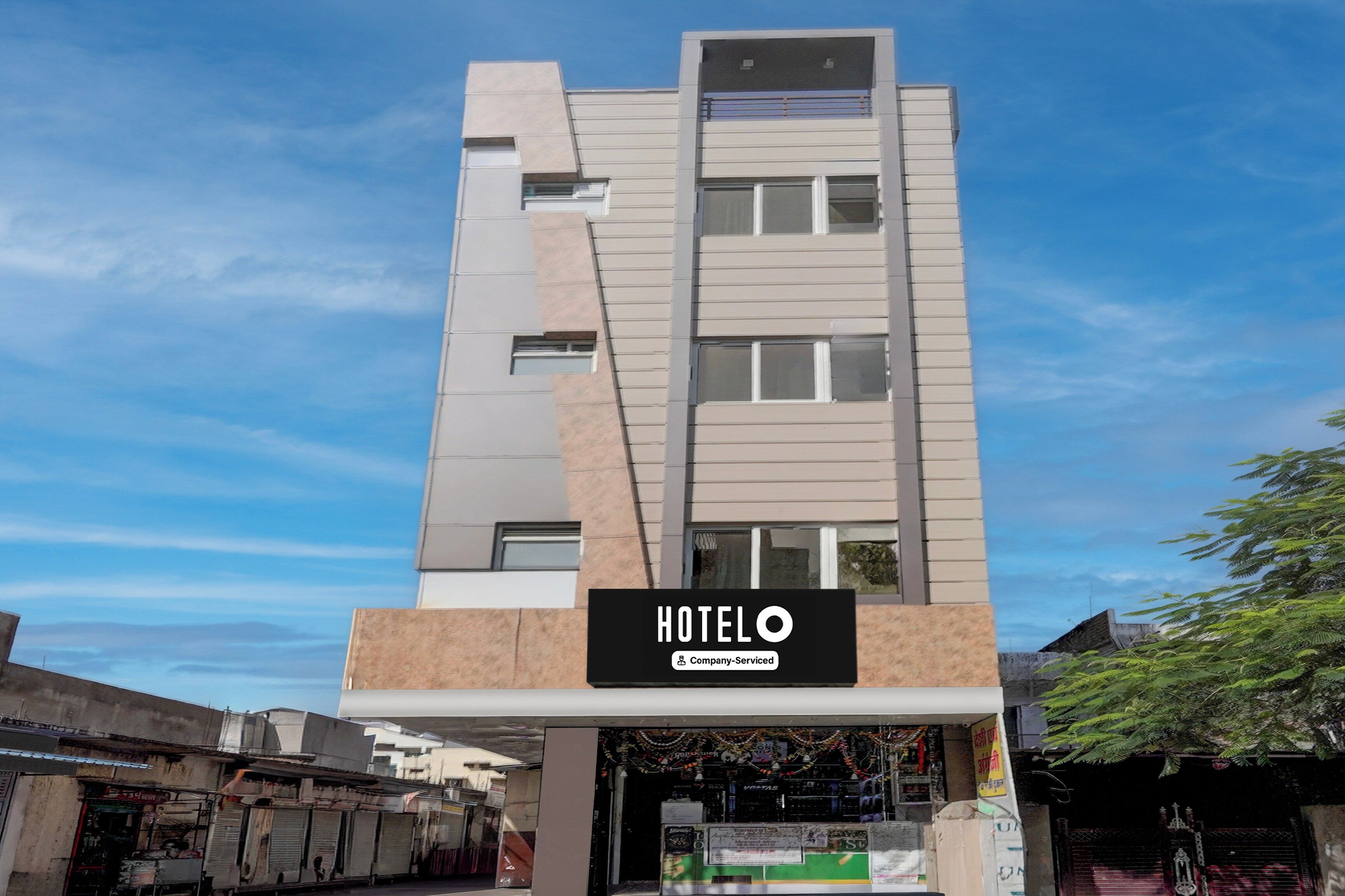 Un moderno edificio de hotel con un cartel que indica que ofrece servicios corporativos.