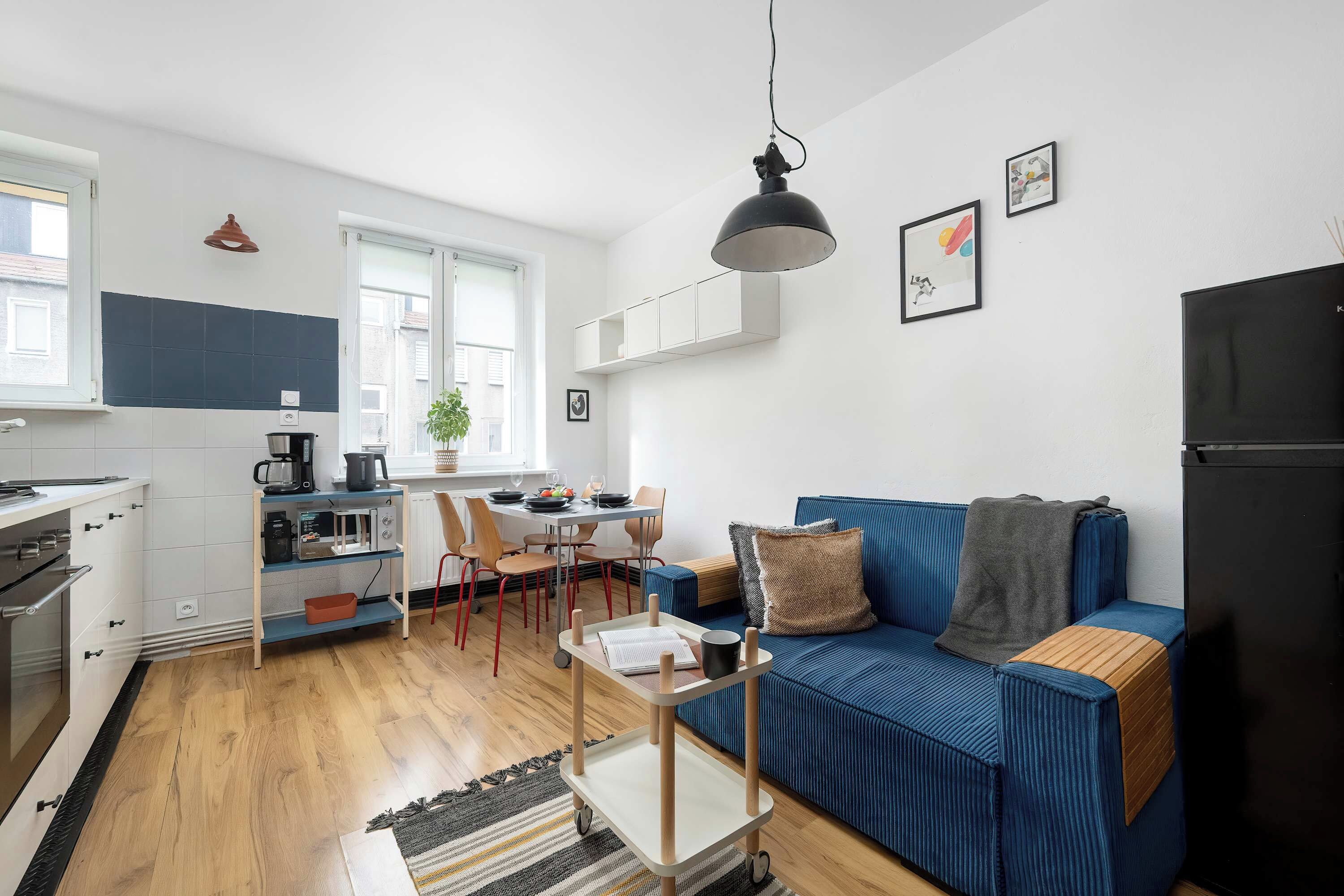 Een modern appartement met keuken, eetruimte en woonkamer.