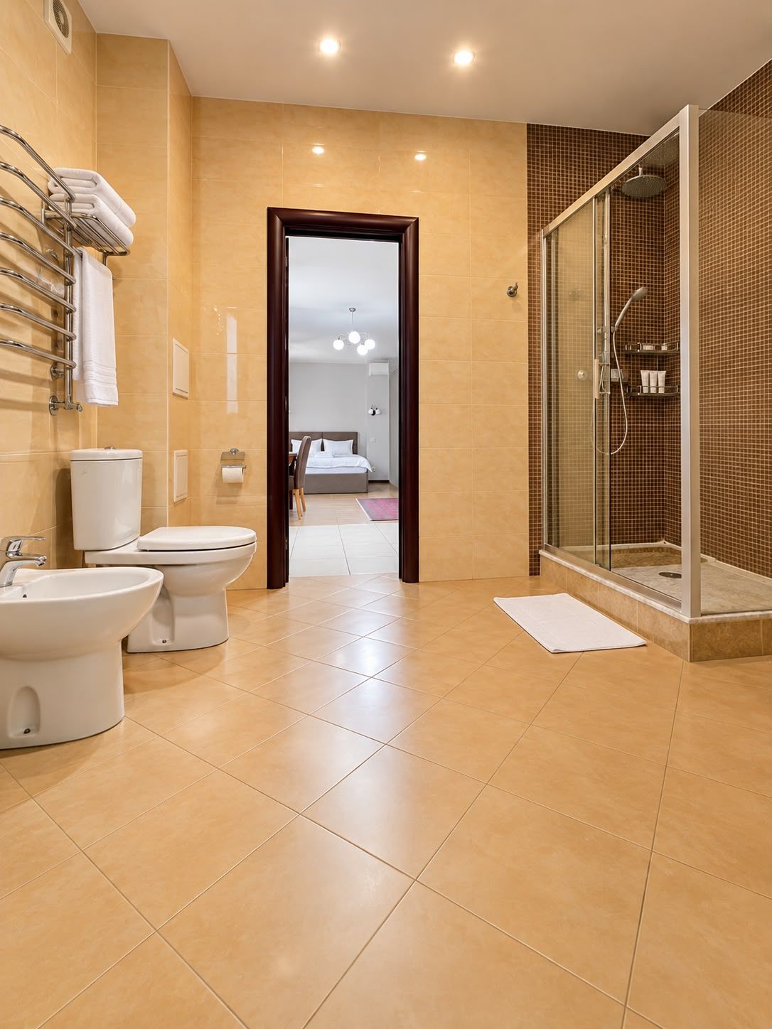 Een moderne badkamer met douche, toilet, hygiëneschuimer en wastafel.