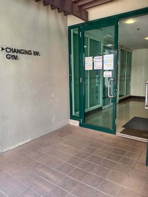 De ingang van een sportschool met een bord waarop staat Changing RM Gym.