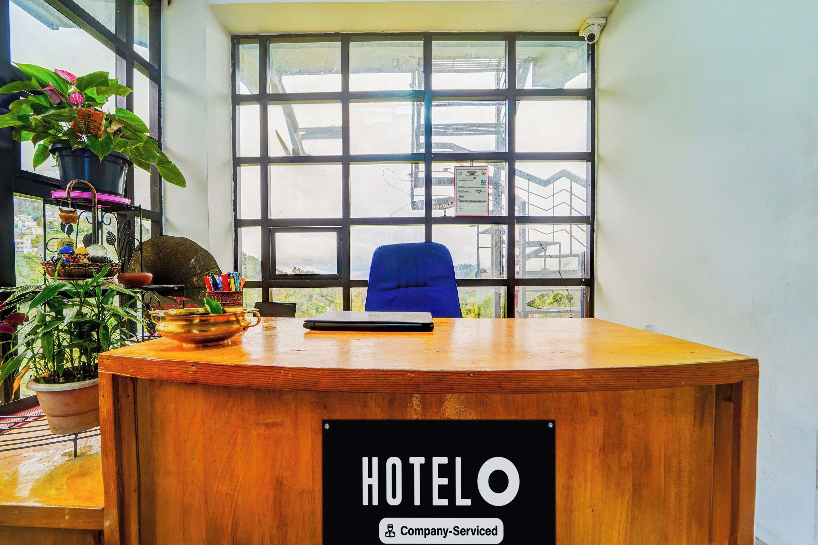 Un mostrador de recepción de hotel con un cartel que dice 'HOTELO' y 'Servicio para empresas'.