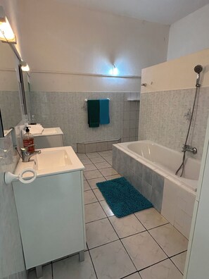 Bathroom - New Listing (Pointe-Noire)