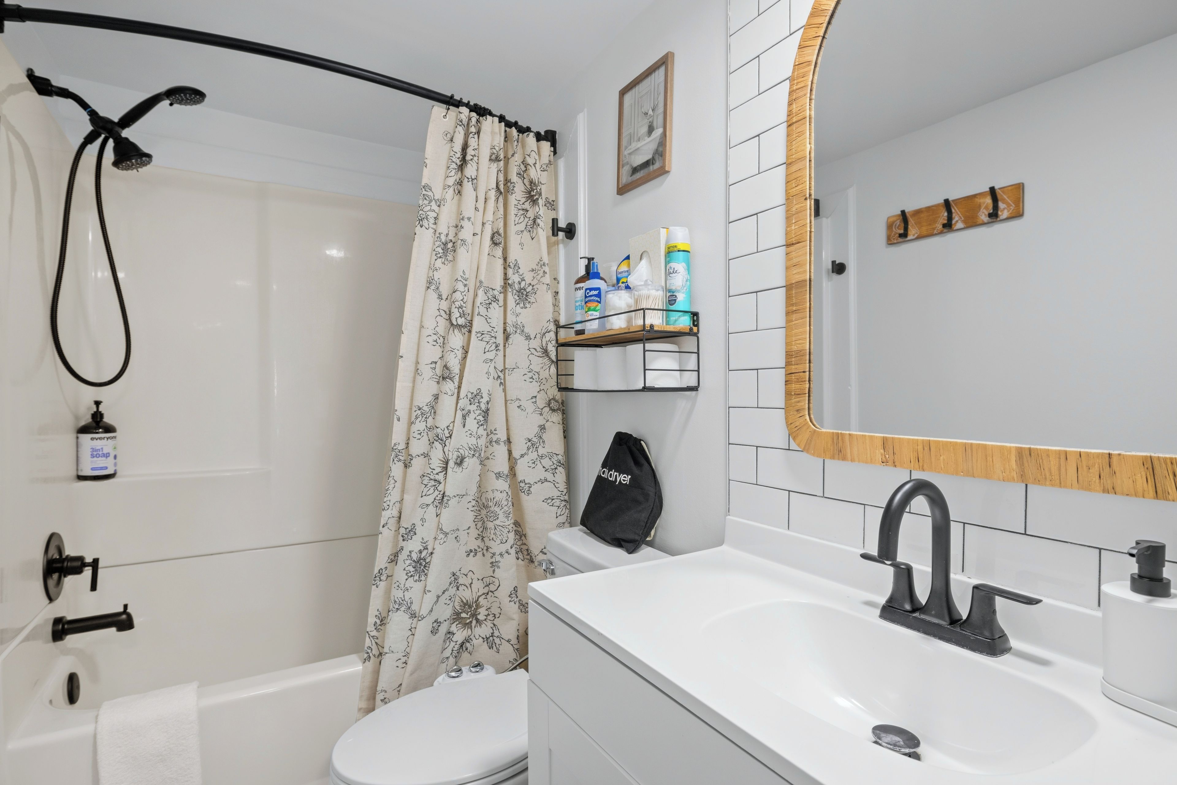 Un bagno con doccia, WC e lavandino.