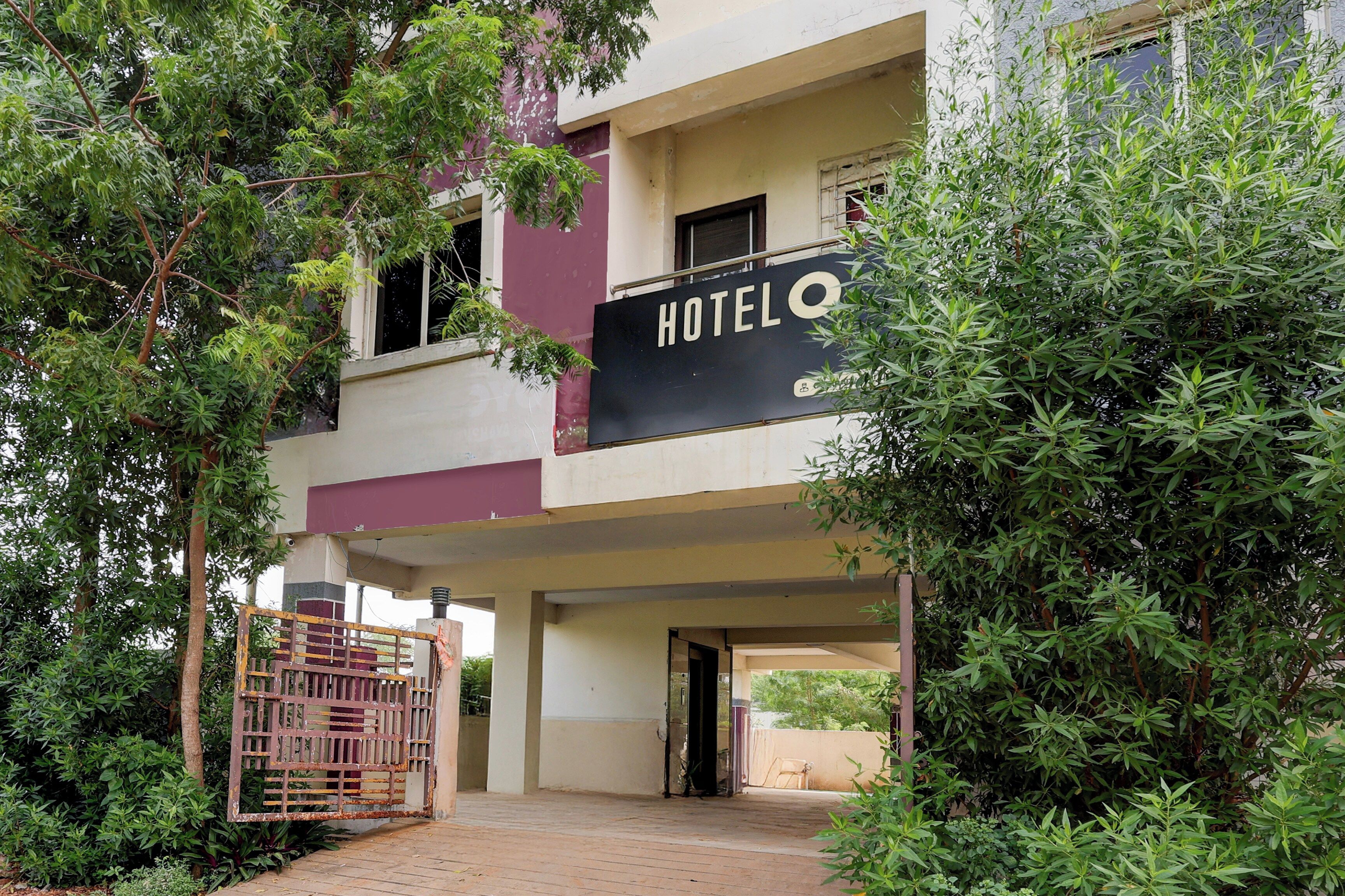 Un edificio de dos pisos con un cartel que dice 'HOTEL' sobre la entrada.
