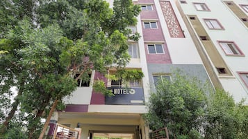 Un hotel de varios pisos con un letrero que indica que ofrece servicios para empresas.