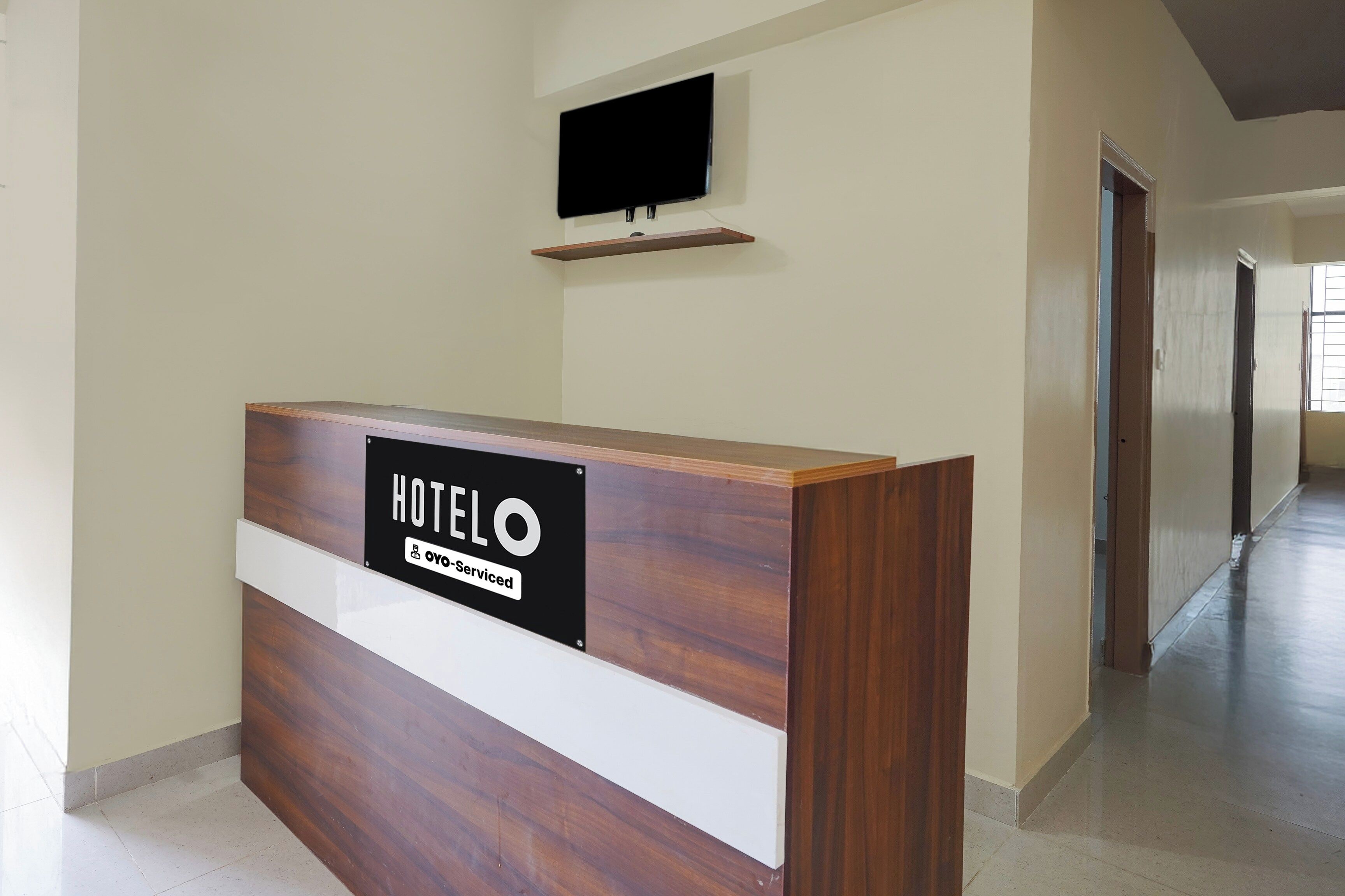 Una reception hotel con un cartello che indica il servizio OYO.