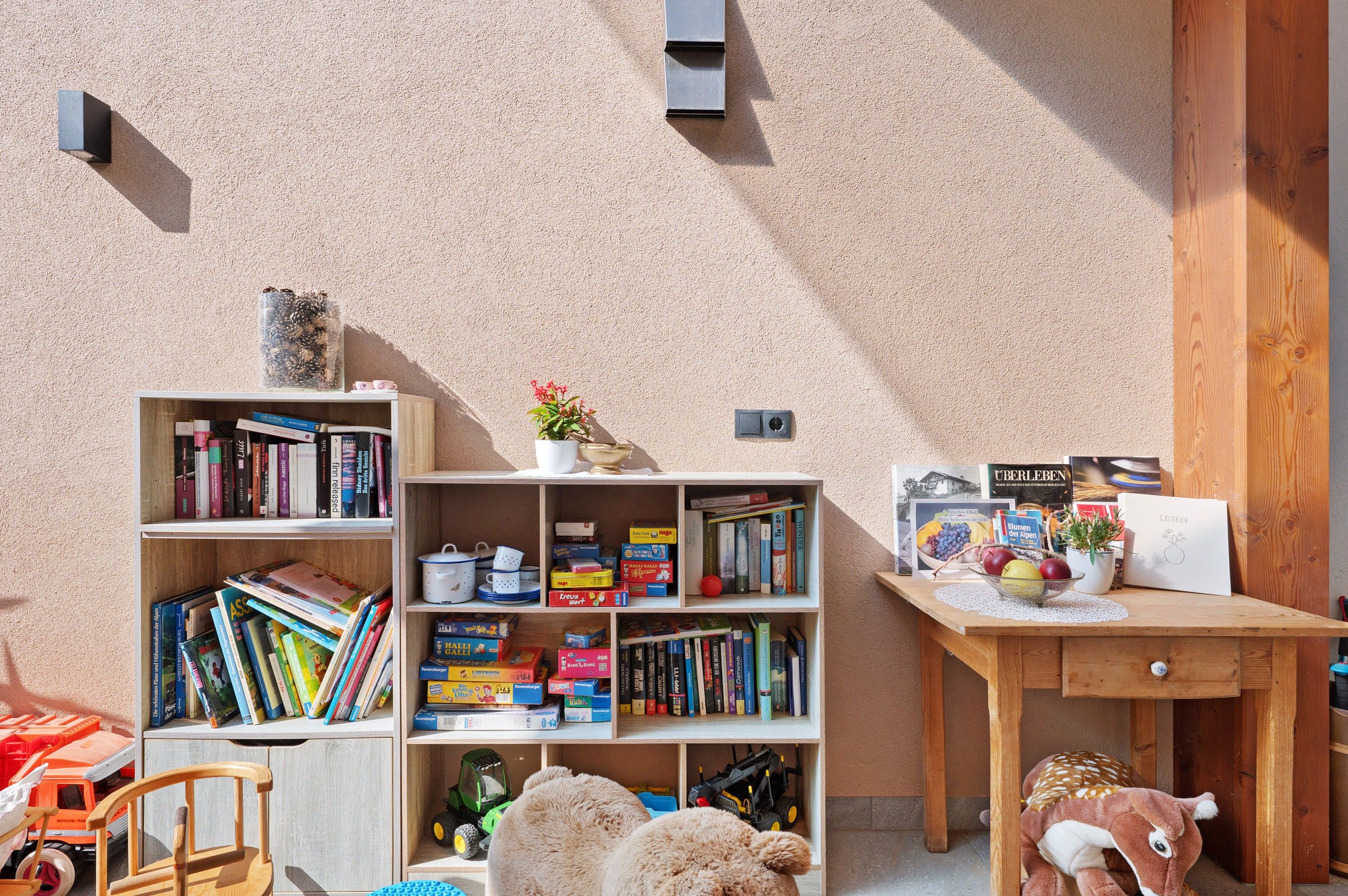 Une pièce avec une bibliothèque, un bureau et une chaise.