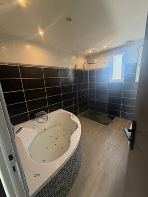 Bathroom - Villa 'El Mazet' with Mountain View, Private Pool and Air Conditioning (Lézignan-la-Cèbe)