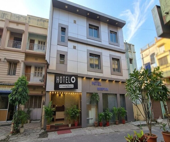 A hotel with a reception area and a sign indicating it is a G. Crisesing Residence. - Deluxe Room Jessore Road Kolkata Airport (Barakpur)