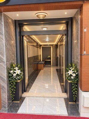 Reception - OKYNS SUIT (Van Merkez)
